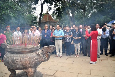 Đoàn kiều bào tiêu biểu hành hương về vùng đất Tổ dâng hương tri ân công đức các vua Hùng - ảnh 1